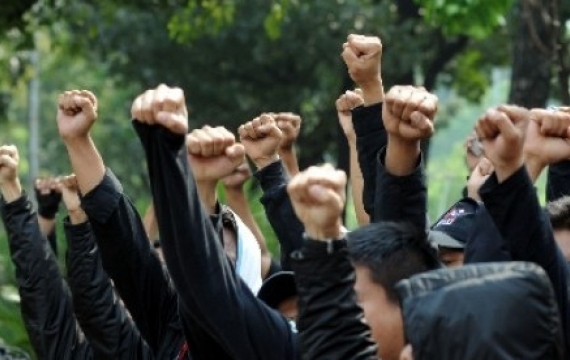 Dua Kubu Berbeda Gelar Aksi di Gerbang Mapolda Riau
